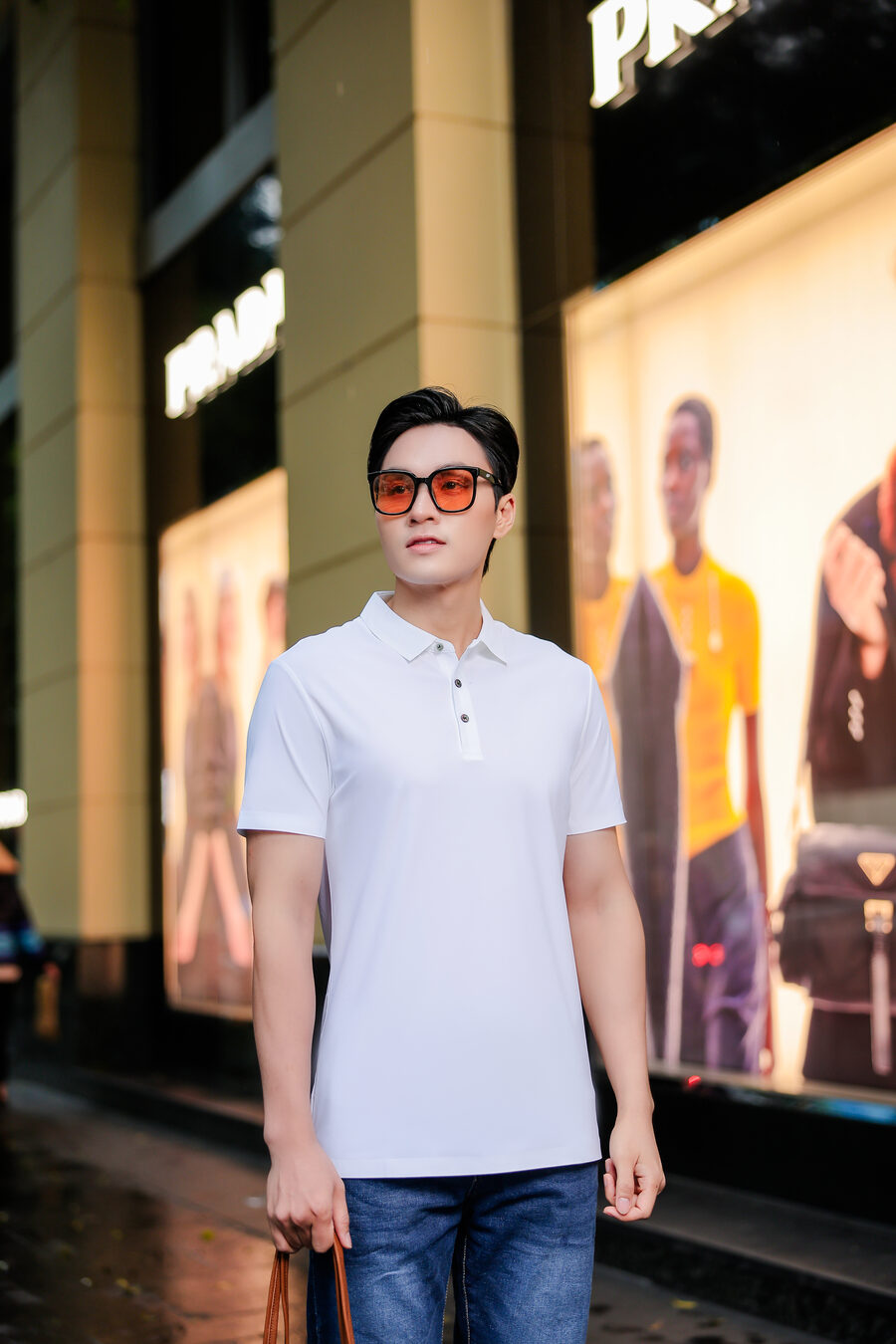 Người mẫu mặc Polo Trắng Kem