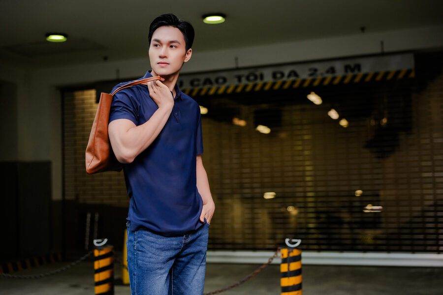 Người mẫu mặc Polo Navy Đậm TIKIHITA